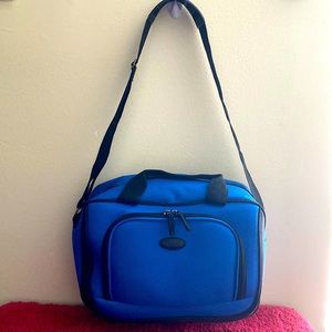 NWOT “Blue 💙 Travel Zippered Bag with Shoulder Strap”